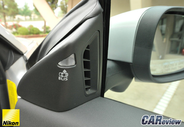 사각지대에 차량이 들어오면 경보 불이 들어오는 BLIS(Blind Spot Information System)