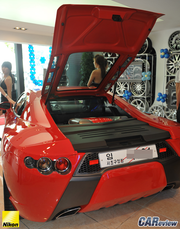 엔진이 차측 중앙에 위치한 미드십 엔진 방식 채택