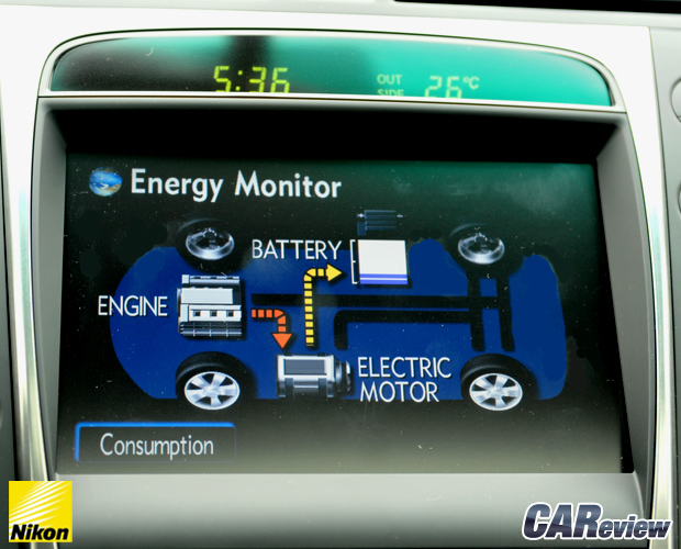 휘발유 엔진, 배터리, 전기 모터의 가동 상황을 보여주는 모니터