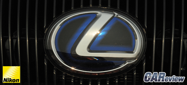 하이브리드 차량임을 뜻하는 파란색 렉서스 로고