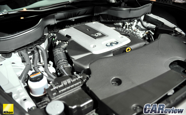 14년 연속 워즈(Ward's) 10대 엔진으로 선정된 V6 VQ35HR 엔진이 인피니티 FX35에 장착돼 있다.