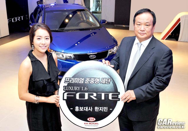 탤런트 한지민(왼쪽)과 기아차 김충호 국내영업본부장(오른쪽)
