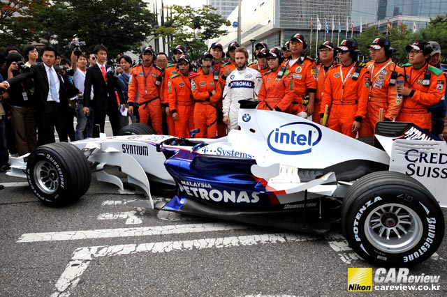 BMW 자우버 F1팀의 주전 드라이버인 독일의 닉 하이드펠트가 F1 머신 앞에서 포즈를 취하고 있다.