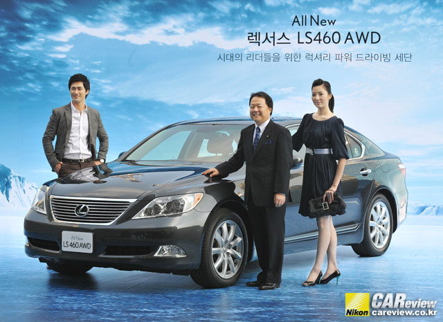 한국토요타자동차의 치기라 타이조 사장이 렉서스 '뉴 LS460 AWD' 앞에서 포즈를 취하고 있다.