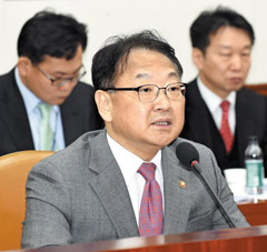 유일호 경제부총리가 취임 후 첫 작품인 단기 경기부양책을 3일 발표했다. 가시화되고 있는 소비 절벽에 대응하기 위해 자동차 개별 소비세 인하, 재정 조기 집행분 확대 등을 시행하겠다는 내용이다. /기재부 제공