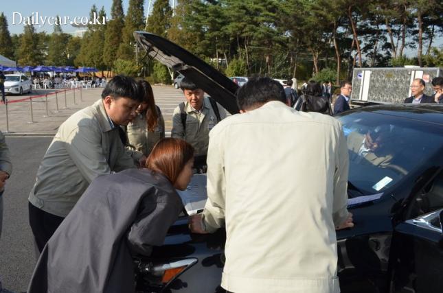 협력사 관계자들이 경쟁차종을 둘러보고있다