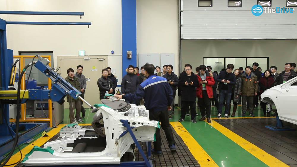 탑승자의 머리가 부딪치는 곳은 모두 테스트를 한다