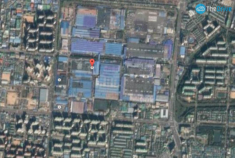 한국지엠 부평공장의 위성사진. 아파트에 둘러싸인 모습이 보인다.