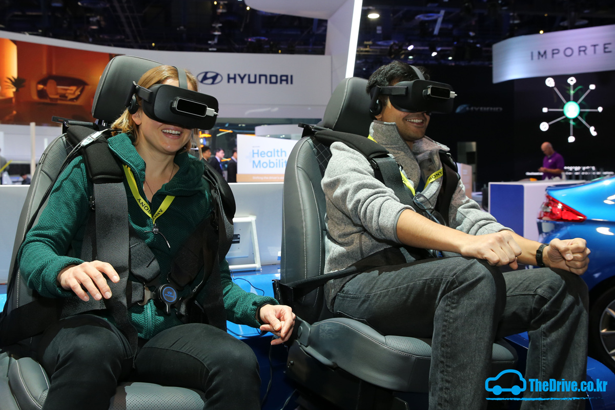 행사 참가자들이 현대자동차의 자율주행 VR 시뮬레이터를 이용하고 있는 모습
