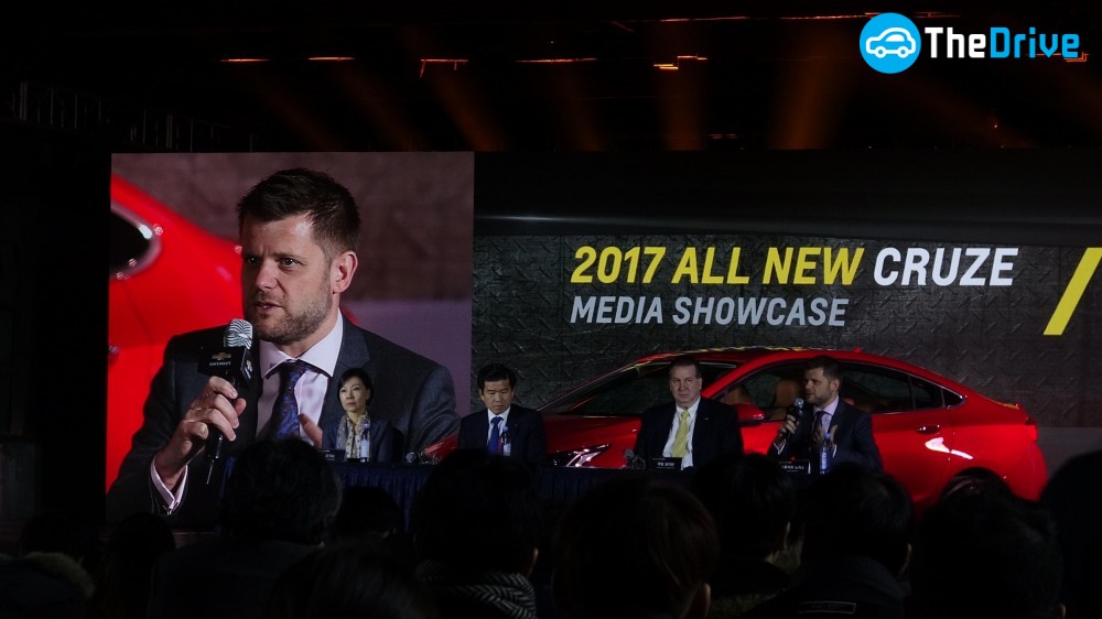 질문에 대답 중인 스튜어트 노리스 한국지엠 디자인본부 전무