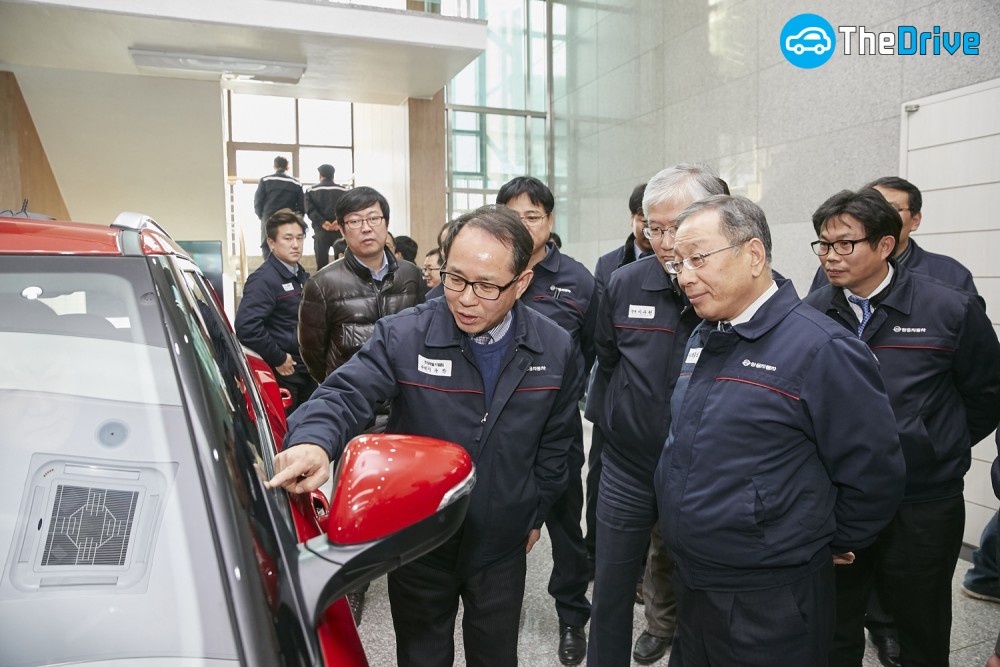 쌍용자동차가 3일 안성 인재교육원에서 2017년 기술연구소 테크데이(R&D Tech-day) 워크숍을 실시했다. 쌍용자동차 최종식 대표이사가 R&D 연구 사례에 대한 설명을 듣고 있다.