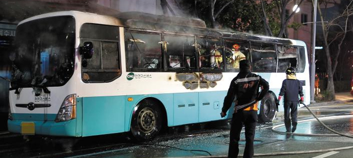 지난 6일 오후 6시 30분쯤 전남 여수시청 앞 정류장에서 승객 문모(69)씨가 불을 질러 전소된 버스를 소방당국이 수습하고 있다. /뉴시스
