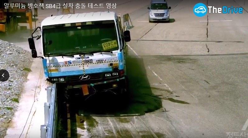 가드레일을 추돌하는 화물차