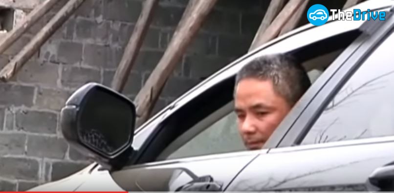 난감한 듯 아래를 내려보고 있는 운전자