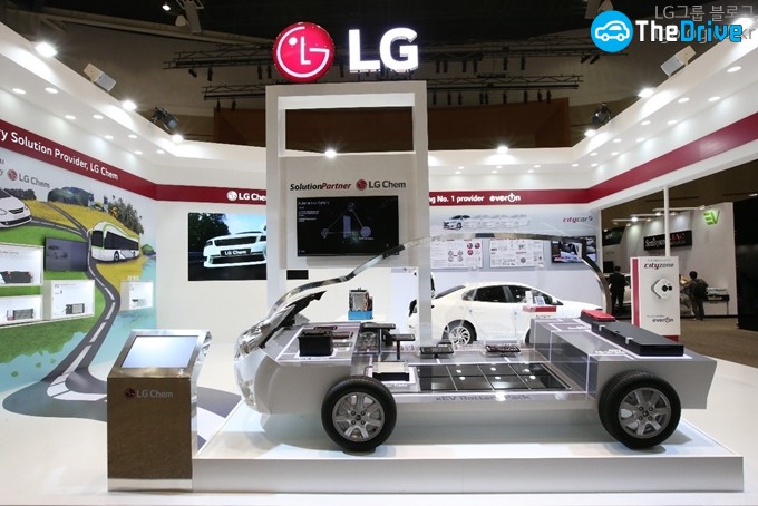 전시중인 LG화학 전기차 배터리       &lt;출처=LG그룹 블로그&gt;