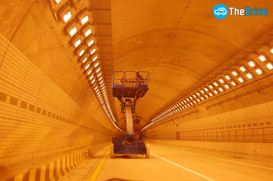 주황색 터널 조명