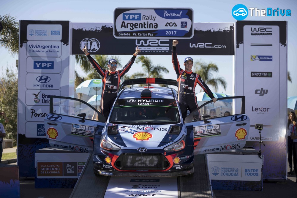 2017 월드랠리챔피언십(WRC) 아르헨티나 랠리에서 1위를 차지한 현대자동차 월드랠리팀의 티에리 누빌(Thierry Neuville,사진 우측)과 니콜라스 질술(Nicolas Gilsoul)