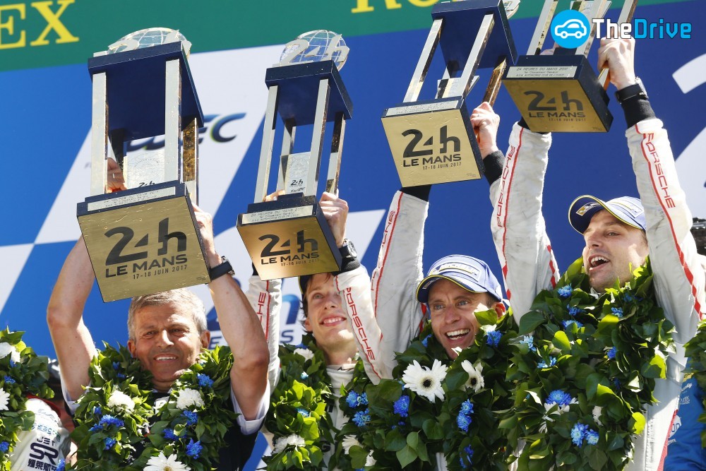 프리츠 엔칭어 (포르쉐 LMP1 부사장), 포르쉐 LMP팀: 브랜든 하틀리, 얼 밤버, 티모 베른하르트 (왼쪽부터)