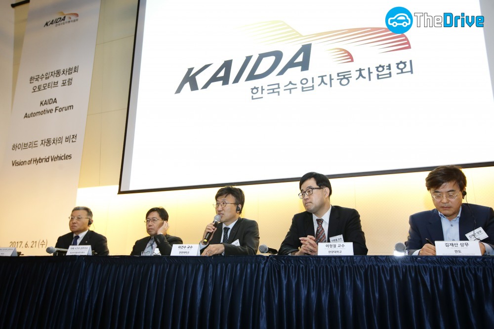 (왼쪽부터) PEVE 타카하시 오사무 상무이사, 토요타자동차주식회사 아베 시즈오 상무이사, 한양대학교 허건수 교수, 한양대학교 이형철 교수, 만도 김재산 상무