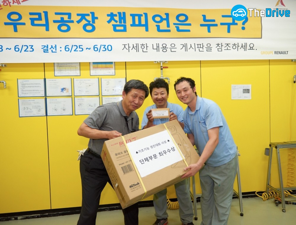 르노삼성차 부산공장에서 열린 기초기능 경진대회의 조립 체결 부문 단체전 시상식에서 르노삼성차 이기인 제조본부장이 시상하고 있다.