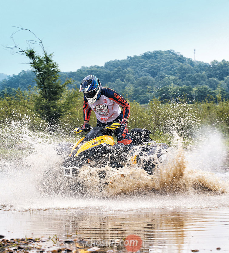 진흙탕을 가르는 4륜 오토바이 ATV. ATV(All Terrain Vehicle)는 ‘어느 곳이든 가는 차량’이라는 뜻이다