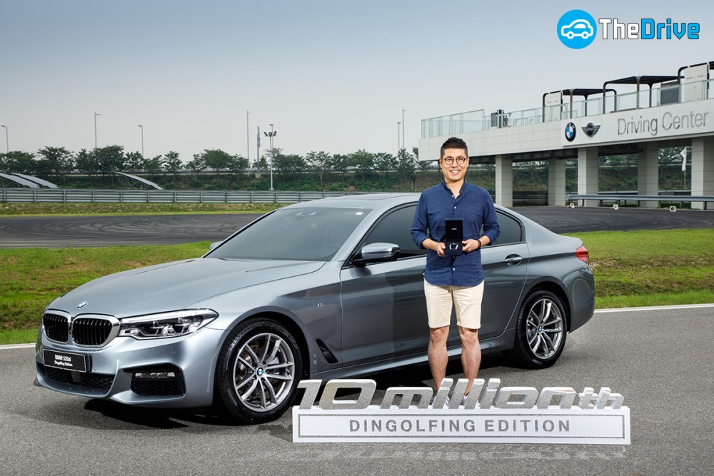 21일 영종도 BMW 드라이빙 센터에서 열린 뉴 5시리즈 딩골핑 에디션 차량전달식에서 경매 낙찰자가 기념 포즈를 취하고 있다. 뉴 5시리즈 딩골핑 에디션은 독일 딩골핑 공장에서 1천만 번째로 생산된 차로 전 세계 오직 한 대뿐인 특별한 모델이다.
