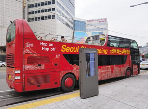 지난달 27일 동대문 정류소 앞에 서 있는 서울시티투어버스. 승객은 1, 2층을 통틀어 한 손에 꼽을 정도로 적었다. /나주예 인턴기자