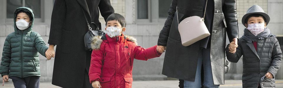 "공기가 탁해요" - 17일 오후 서울 광화문 사거리에서 마스크를 쓴 어린이들이 걷고 있다. 이날 서울의 미세 먼지(PM2.5) 농도는 한때‘매우 나쁨’수준(100㎍/㎥ 초과)에 육박하는 99㎍/㎥에 달했다. /김지호 기자