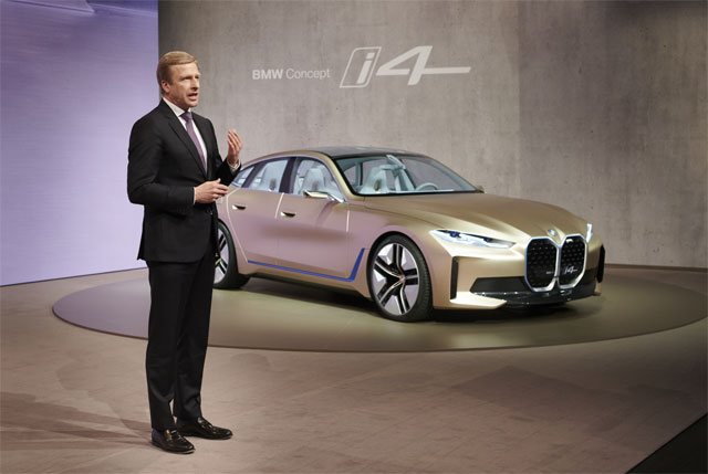 BMW 그룹 올리버 집세 회장과 BMW i4 콘셉트 / BMW 코리아 제공
