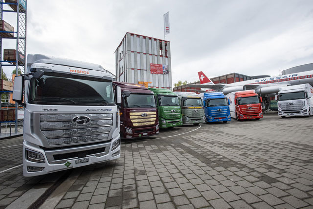 현대차 '엑시언트 수소전기트럭' 7대가 고객 인도 전달식을 위해 스위스 루체른 교통박물관 앞에 서 있는 모습 / 현대차 제공