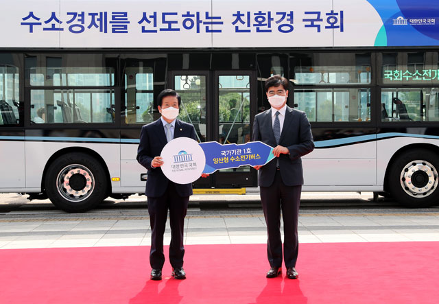 (왼쪽부터) 박병석 국회의장과 공영운 현대차 사장 / 현대차 제공