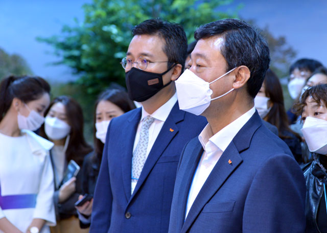 인터배터리 2020 참석한 SK이노베이션 배터리 사업부 지동섭 대표가 LG화학 부스를 둘러보고 있다 / 이주상 기자