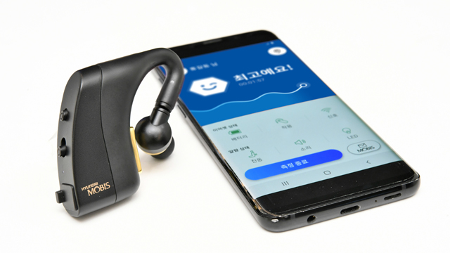 현대모비스가 개발한 엠브레인의 이어셋과 스마트폰 앱. 귀 주변의 뇌파를 인지해 운전자의 상태를 알려주고, 저감 기술이 작동해 사고를 예방한다 / 현대모비스 제공