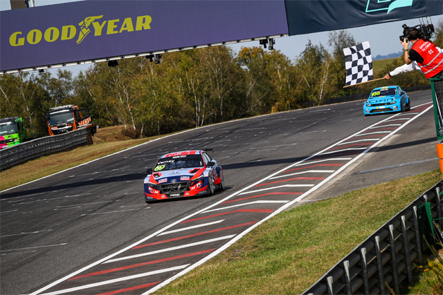 프랑스에서 열린 '2021 WTCR' 6차전에서 현대차 엘란트라(국내명: 아반떼) N TCR이 주행하고 있는 모습 / 현대차 제공