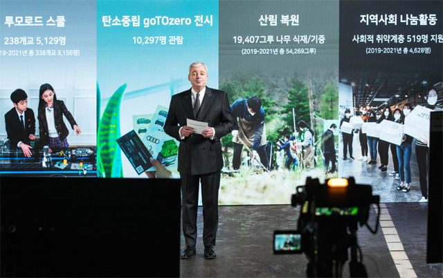 폭스바겐그룹코리아 틸 셰어 그룹사장이 디지털 기자간담회에서 사회공헌 프로그램을 소개하고 있다. / 폭스바겐그룹코리아 제공