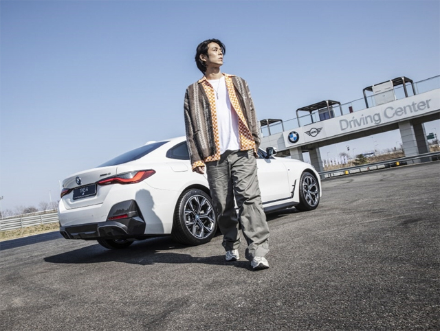 BMW 고성능 전기 그란 쿠페 i4 M50과 래퍼 빈지노 / BMW 코리아 제공