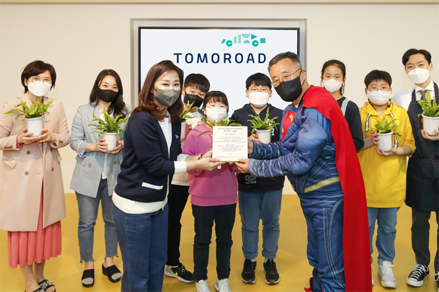 폭스바겐그룹코리아가 서울보라매초등학교에 반려나무를 기증했다. (왼쪽부터) 폭스바겐그룹코리아 이수진 상무, 서울보라매초등학교 김갑철 교장 / 폭스바겐그룹코리아 제공