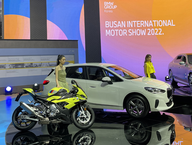 BMW 뉴 2시리즈 액티브 투어러와 BMW 모토라드 'M 1000 RR 50 이어스 M' / 부산 = 성열휘 기자