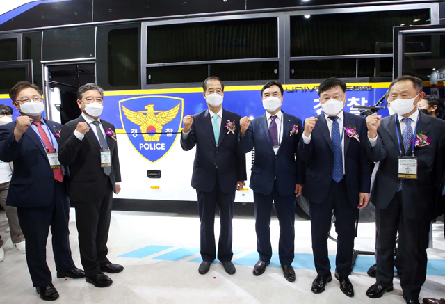 경기도 고양시 킨텍스에서 열린 H2 MEET 2022 개막 행사에서 한덕수 국무총리를 비롯해 주요 내빈 및 참가 기업 관계자들이 전시장을 둘러보고 있다. / H2 MEET 조직위원회 제공