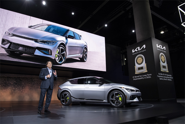 2022 LA 오토쇼에서 기아 미국 COO 스티브 센터가 'EV6 GT'를 발표하고 있다. / 기아 제공