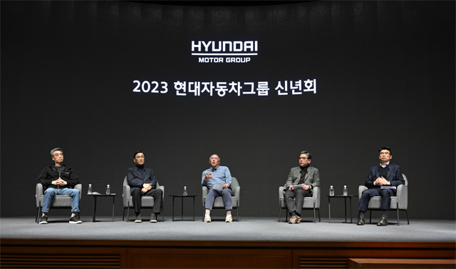 정의선 현대차그룹 회장(가운데), 장재훈 현대차 사장(오른쪽에서 두 번째), 송호성 사장(오른쪽에서 첫 번째), 박정국 연구개발본부 사장(오른쪽에서 네 번째), 송창현 TaaS본부 사장(오른쪽에서 다섯 번째) / 현대차그룹 제공