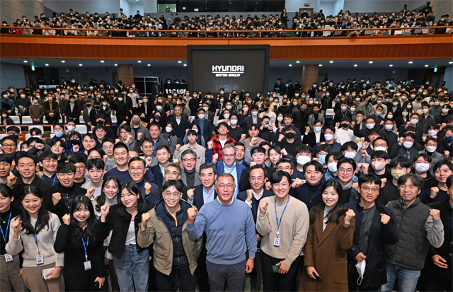 신년회 자리에서 정의선 현대차그룹 회장과 경영진이 임직원들과 기념 촬영을 하고 있다. / 현대차그룹 제공