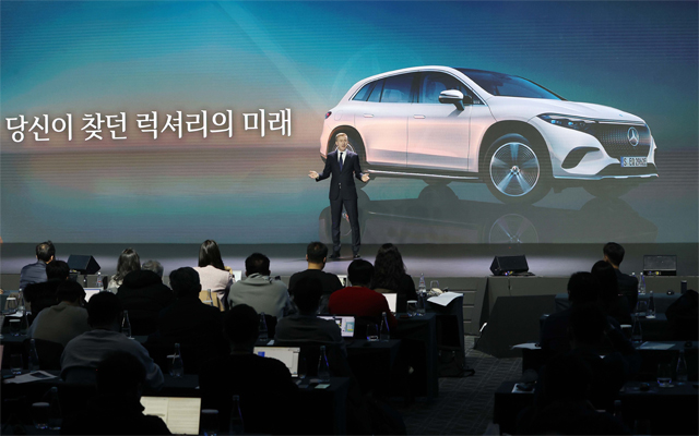 벤츠 코리아 요하네스 슌 부사장이 럭셔리 전기 SUV '더 뉴 EQS SUV'를 소개하고 있다. / 메르세데스-벤츠 코리아 제공