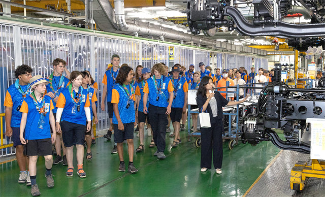 2023 세계스카우트잼버리 행사에 참가한 네덜란드 대원들이 현대차 전주공장을 찾아 관계자의 설명을 들으며 트럭 생산라인을 둘러보고 있다. / 현대차그룹 제공