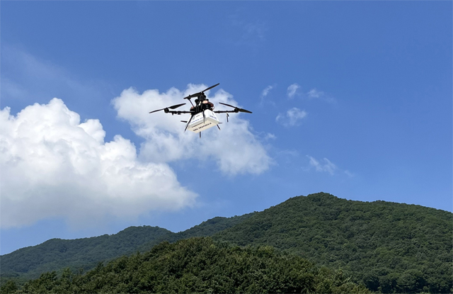 파블로항공 드론이 청평에서 교촌치킨을 싣고 하늘길을 따라 가평 펜션 고객에게 안전하게 배송하고 있다. / 파블로항공 제공