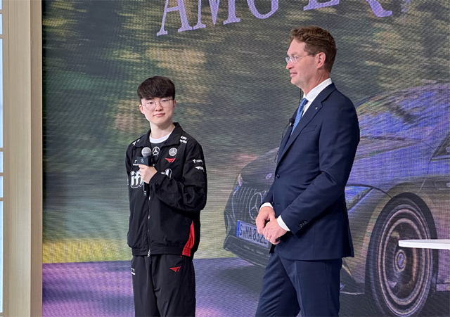 (왼쪽부터) 프로게이머 페이커, 올라 칼레니우스 메르세데스-벤츠 회장 / 성열휘 기자