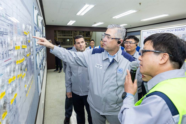 헥터 비자레알 GM 한국사업장 사장, GM 보령공장 방문해 6단 자동변속기 생산 600만대 돌파 기념식 개최 / GM 한국사업장 제공