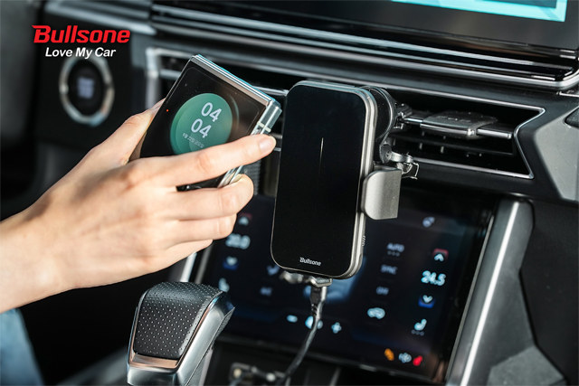 불스원 '오토스캔 플러스 무선 충전 거치대' / ㈜불스원 제공