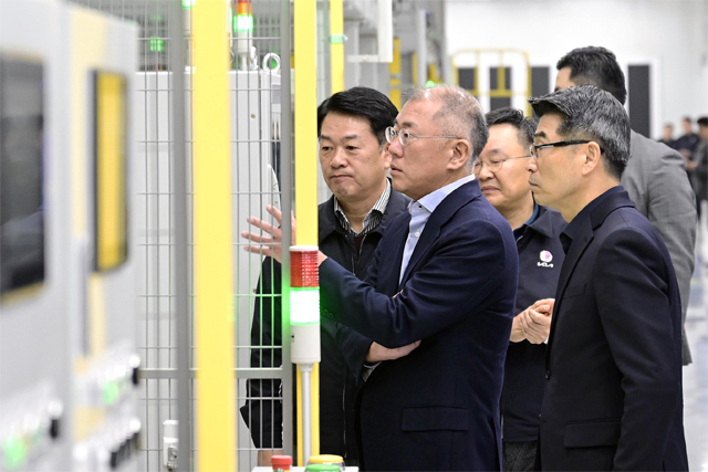 정의선 회장이 기아 광명 EVO 플랜트를 둘러보고 있다. / 현대차 제공