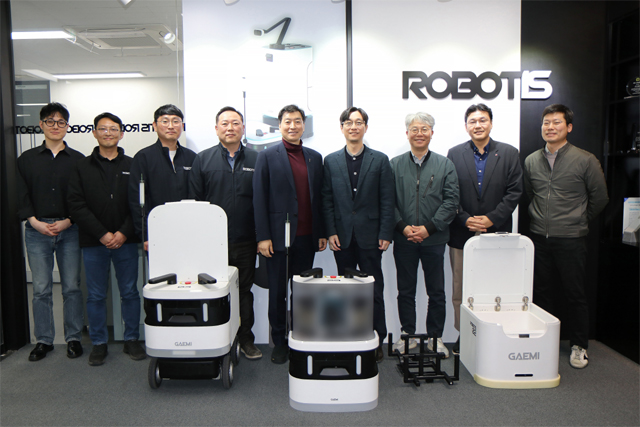 로보티즈 김병수 대표(가운데 왼쪽), LG전자 로봇사업담당 노규찬 상무(가운데 오른쪽) / ㈜로보티즈 제공